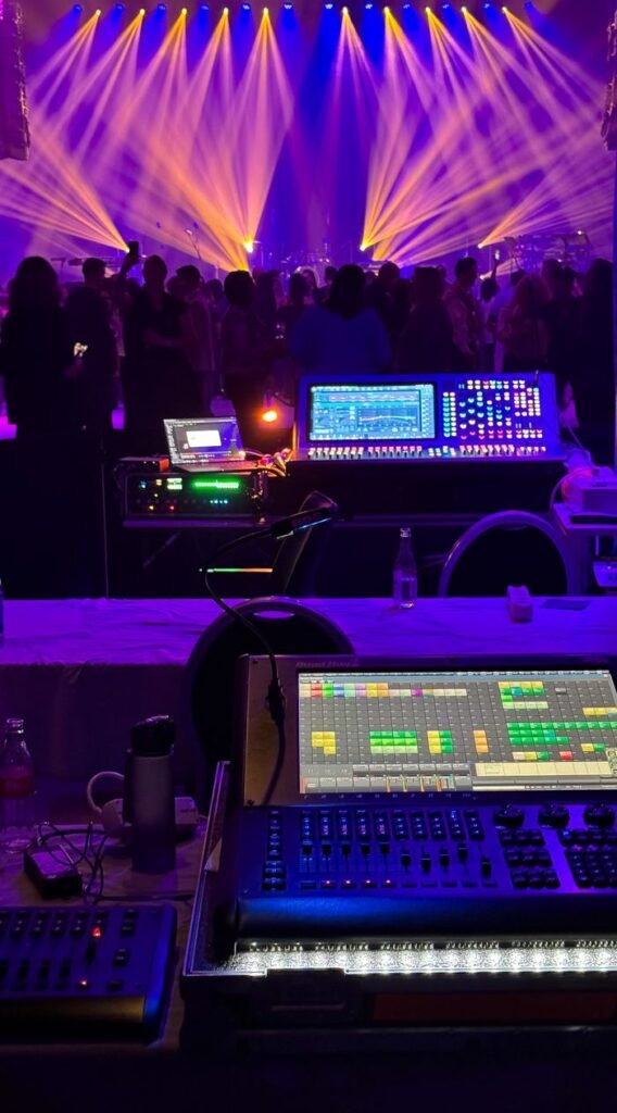 Por que sincro producciones, produccion de eventos antioquia, alquiler equipos, sonido medellin Dynamic concert scene with colorful stage lights and sound equipment.